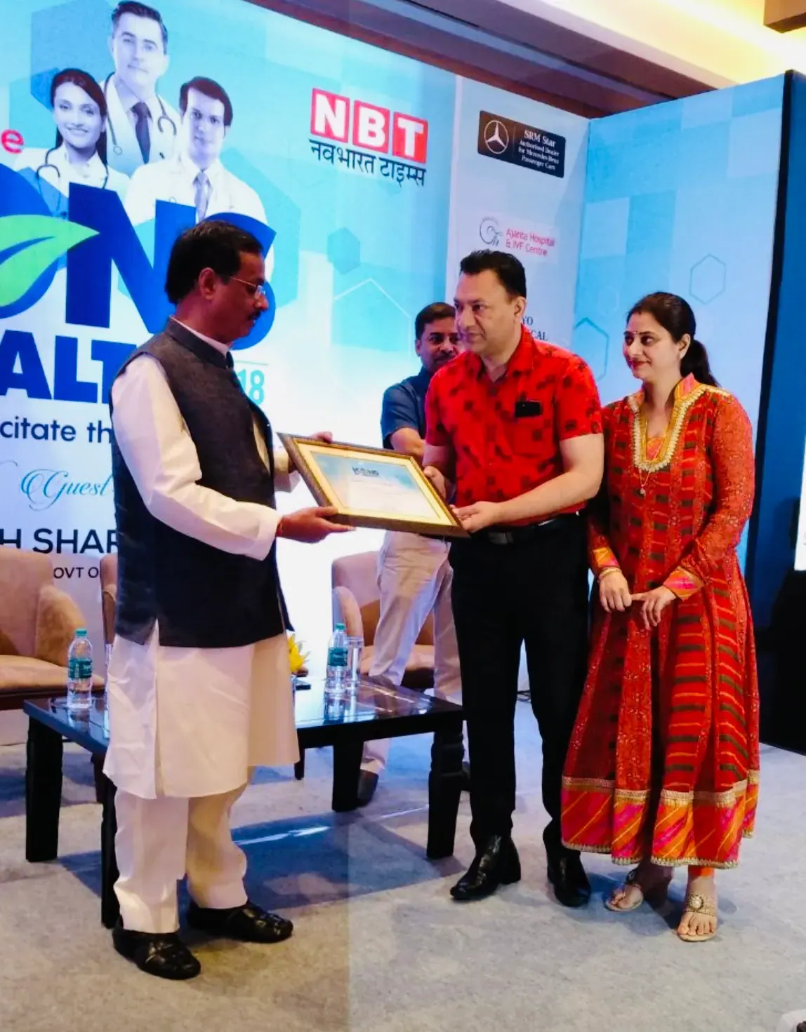 Dr. Amit Agrawal receiving recognition as a leading cosmetic & plastic surgeon in Uttar Pradesh